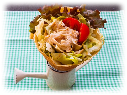 蒸し鶏のゴマサラダのクレープ